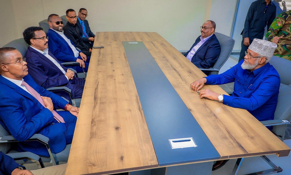 Farmaajo oo la kulmay Deni iyo Axmed Madoobe.jpg